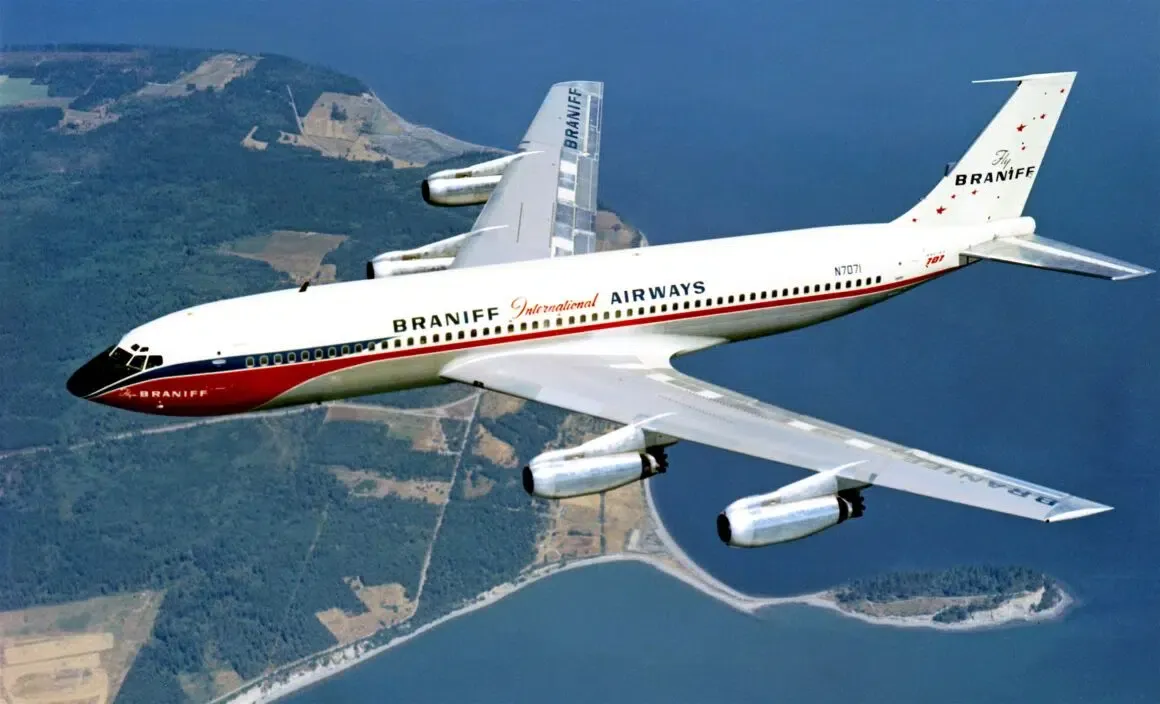 Un Boeing 707 de Braniff Airways vole dans le ciel américain, avec sa livrée aux couleurs rouge, blanc, bleu. 